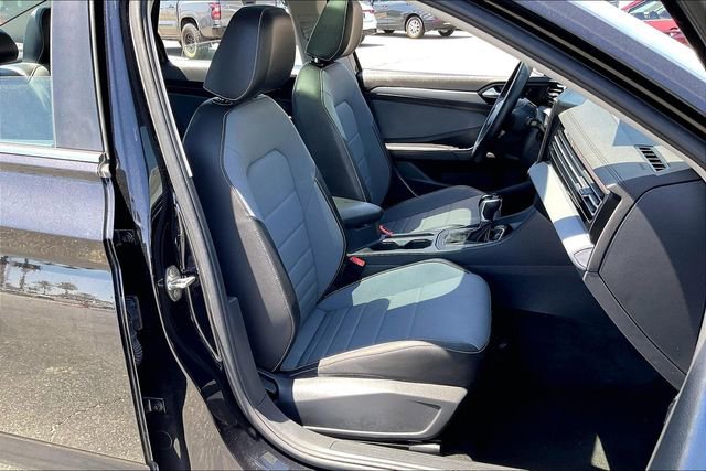 Used 2025 Volkswagen Jetta SE FWD image 6