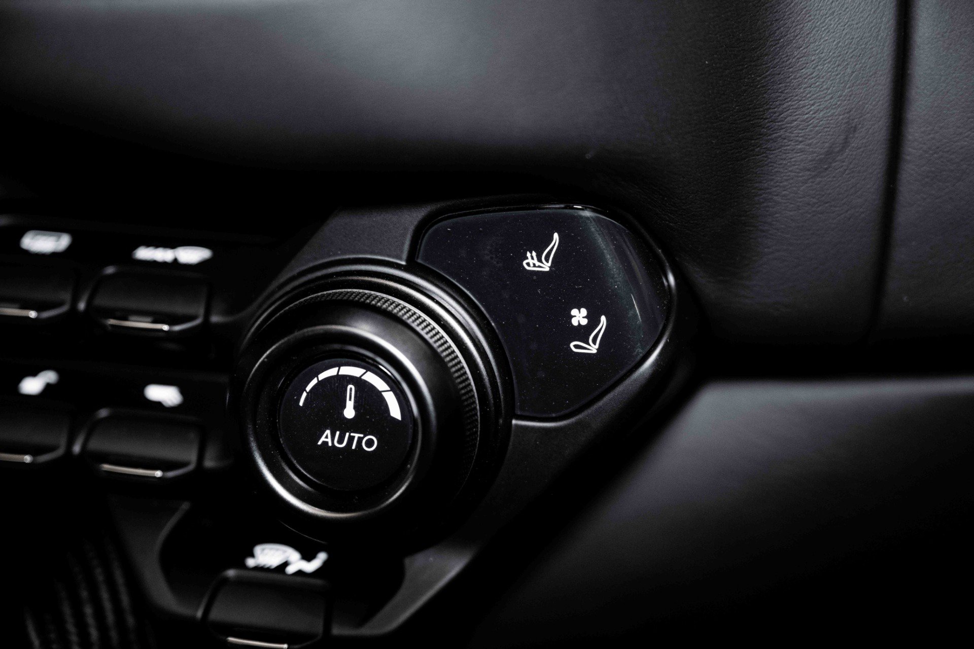 Used 2023 Aston Martin V12 Vantage Roadster image 32