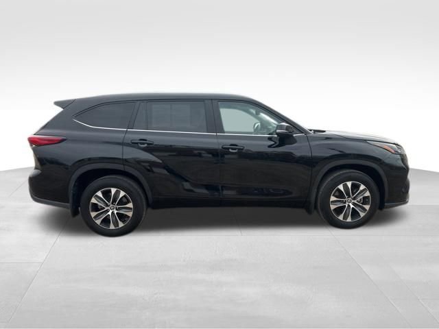 Used 2023 Toyota Highlander XLE image 9