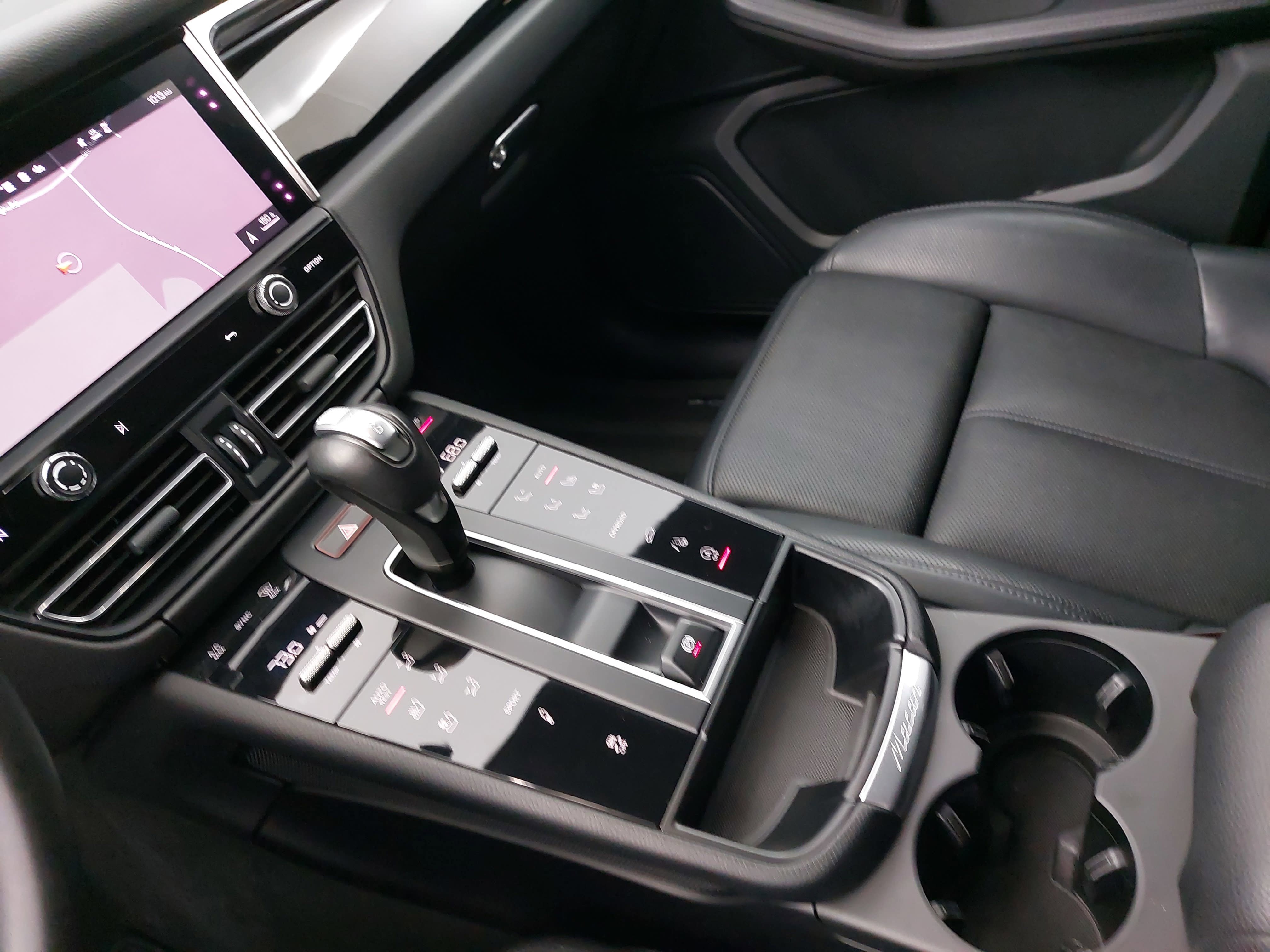 Certified 2023 Porsche Macan Turbo image 27
