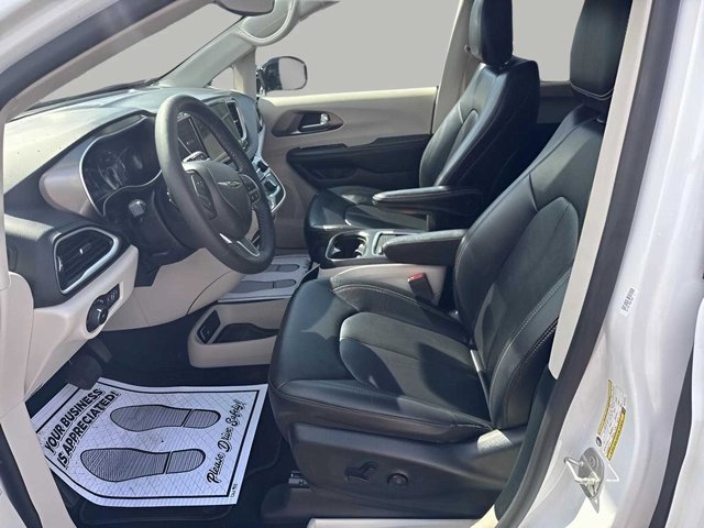 Used 2024 Chrysler Pacifica Touring-L image 5
