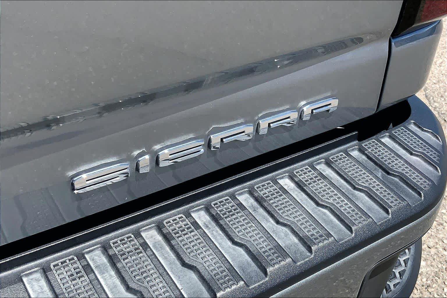 Used 2025 GMC Sierra 2500 Denali w/ Denali Reserve Package AWD/4WD image 9