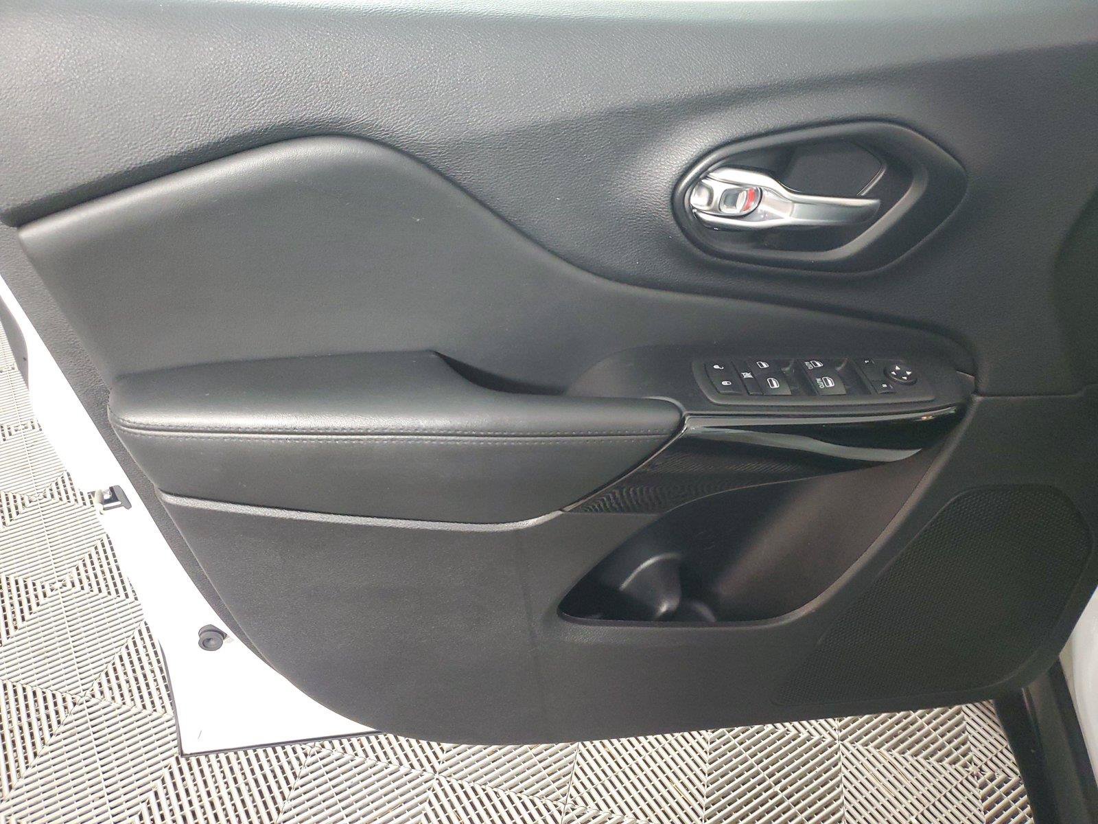 Used 2021 Jeep Cherokee Latitude Plus AWD/4WD image 17