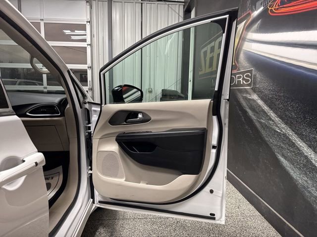 Used 2024 Chrysler Pacifica Touring-L image 27