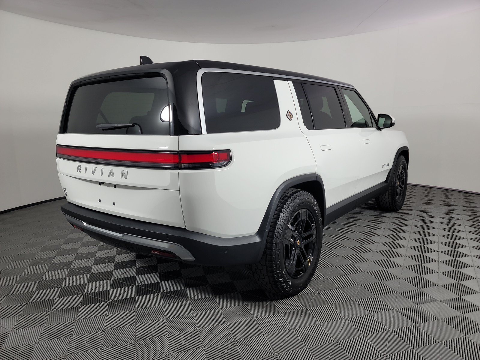 Used 2024 Rivian R1S Adventure AWD/4WD image 5