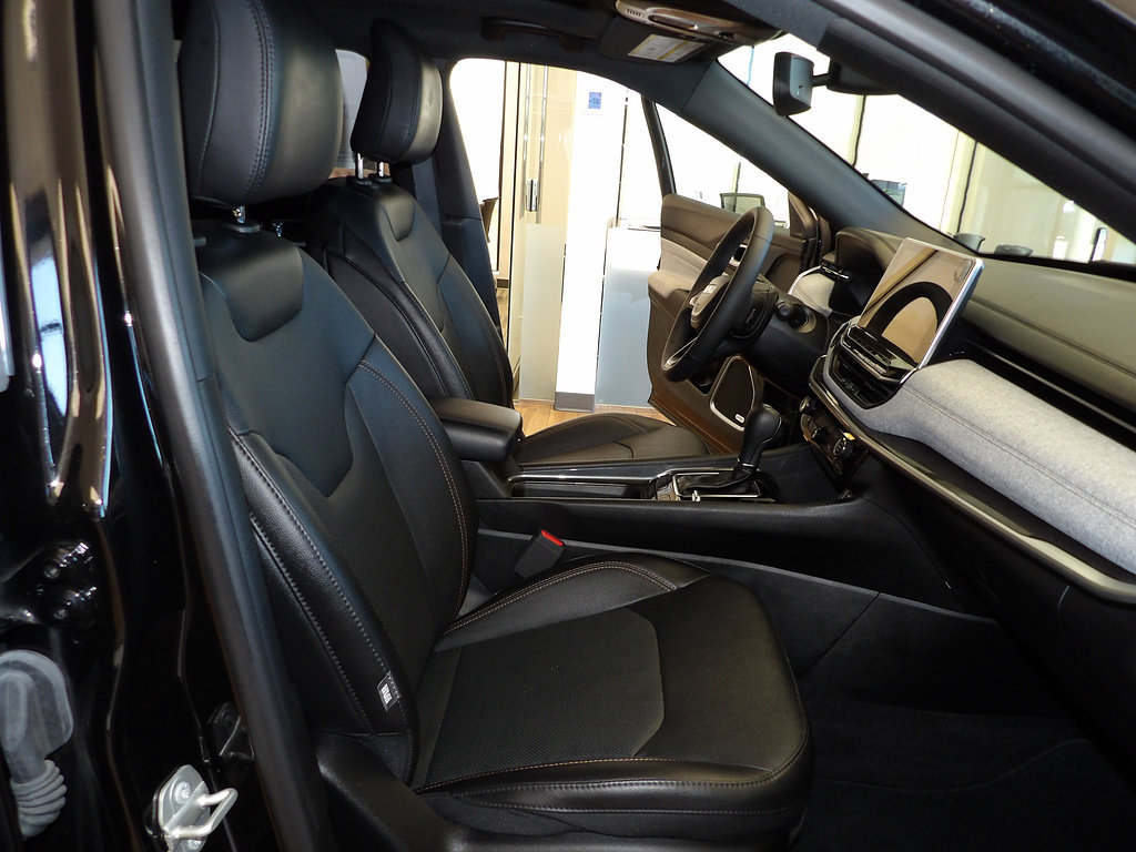 Used 2023 Jeep Compass Latitude w/ Sun and Sound Group AWD/4WD image 14