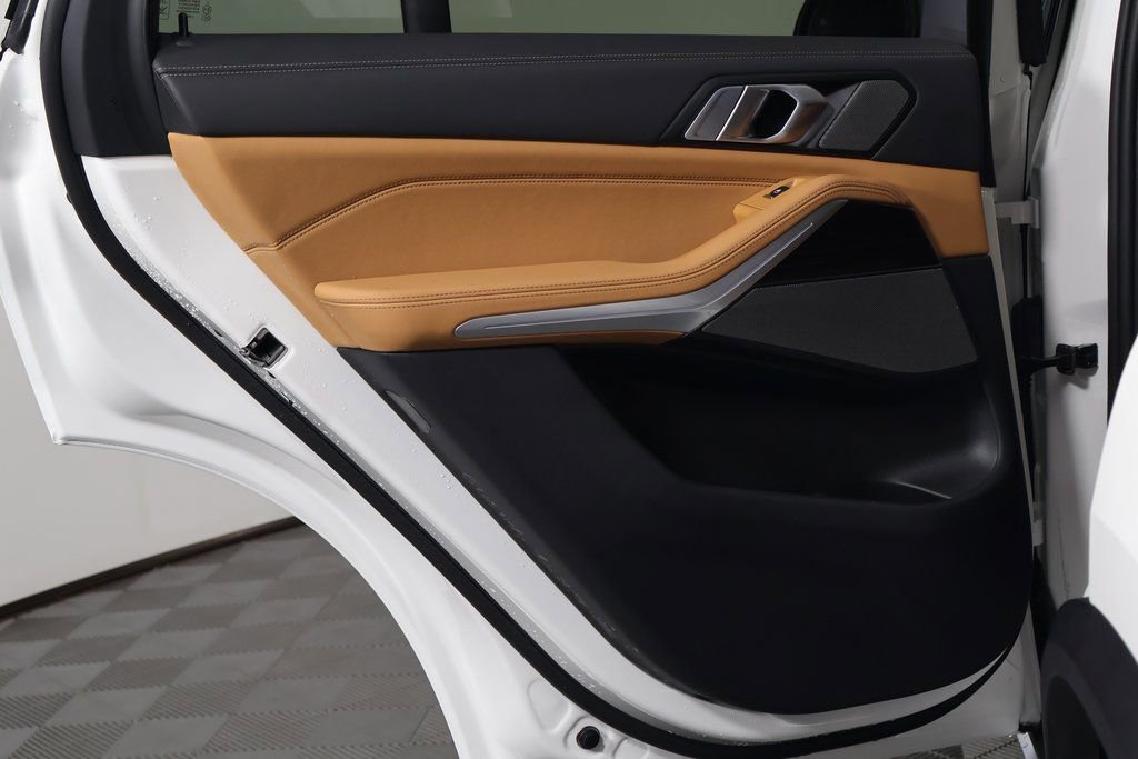 Used 2025 BMW X5 xDrive40i w/ Climate Comfort Package image 13