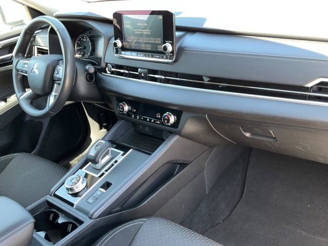 Used 2024 Mitsubishi Outlander ES image 17
