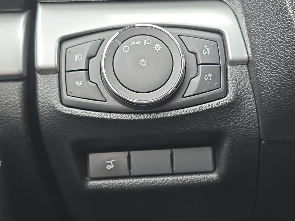 Used 2017 Ford Explorer XLT w/ Equipment Group 202A AWD/4WD image 29