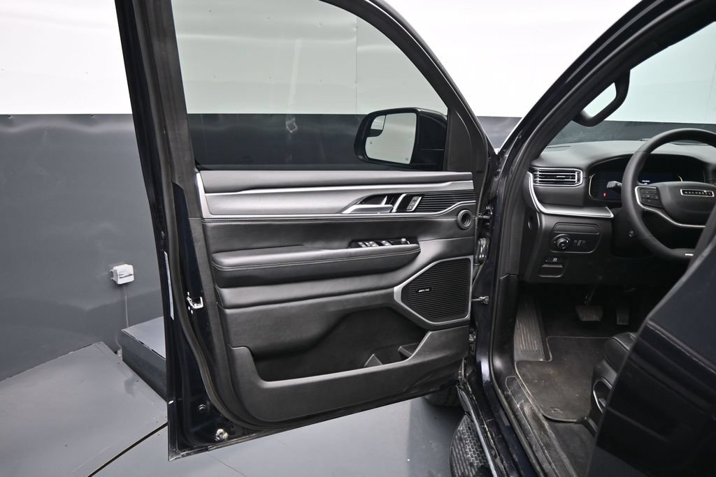 Used 2025 Jeep Wagoneer 4WD image 10