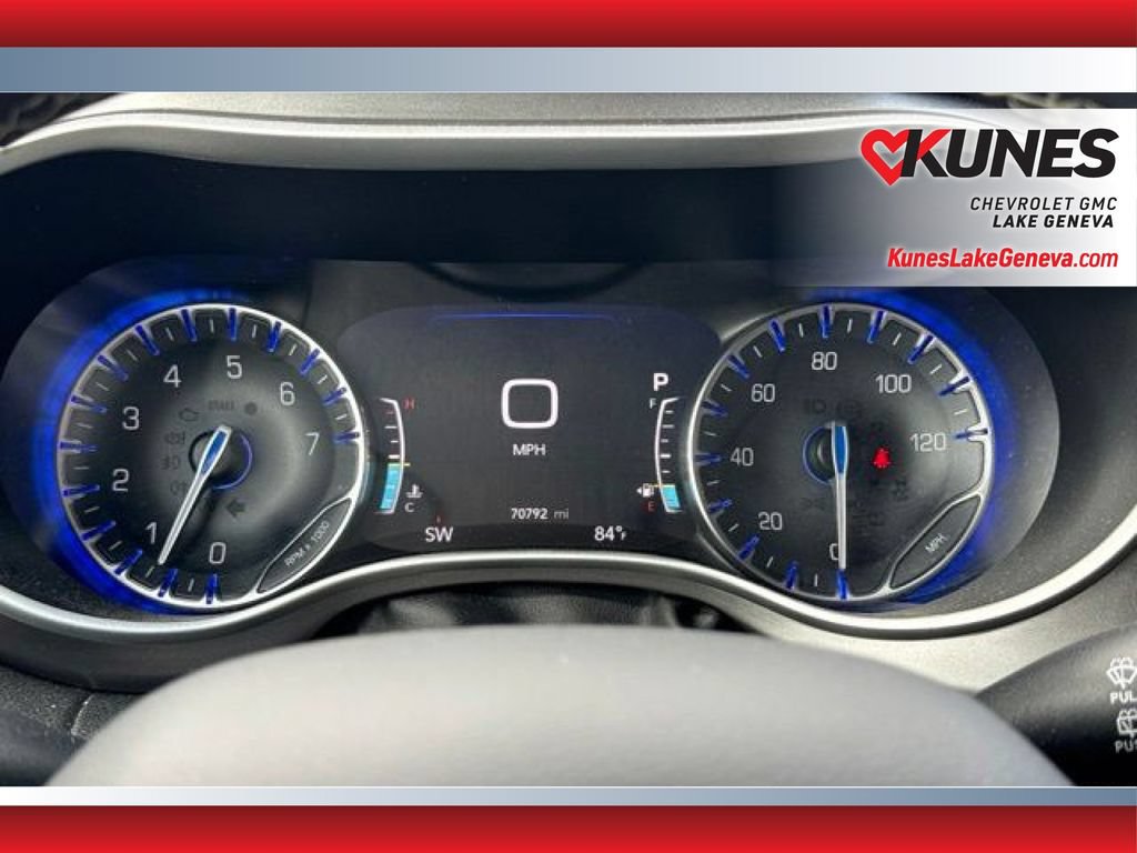 Used 2024 Chrysler Pacifica Touring-L FWD image 4