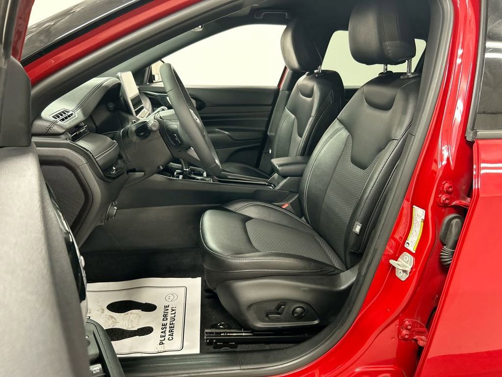 Used 2024 Jeep Compass Latitude w/ Convenience Group image 9