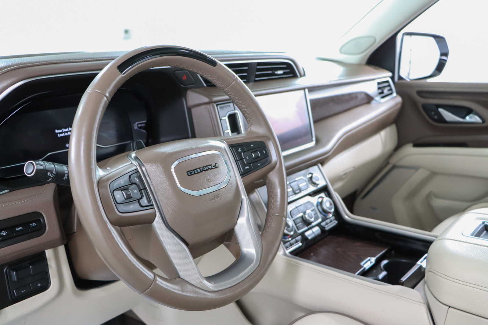 Used 2024 GMC Yukon Denali w/ Advanced Technology Package AWD/4WD image 28
