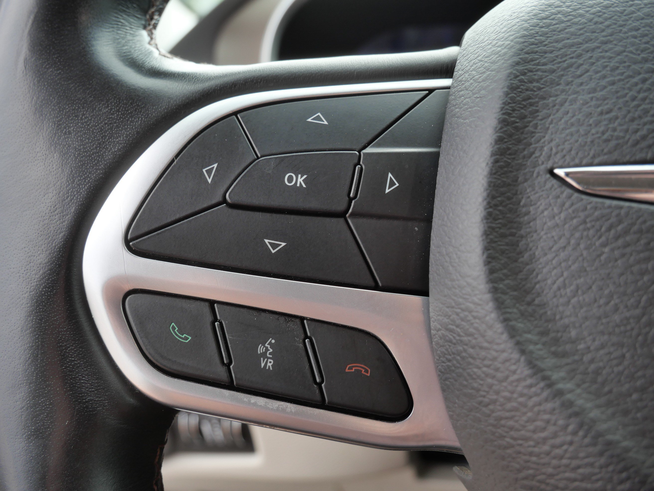 Used 2018 Chrysler Pacifica Touring-L Plus FWD image 28