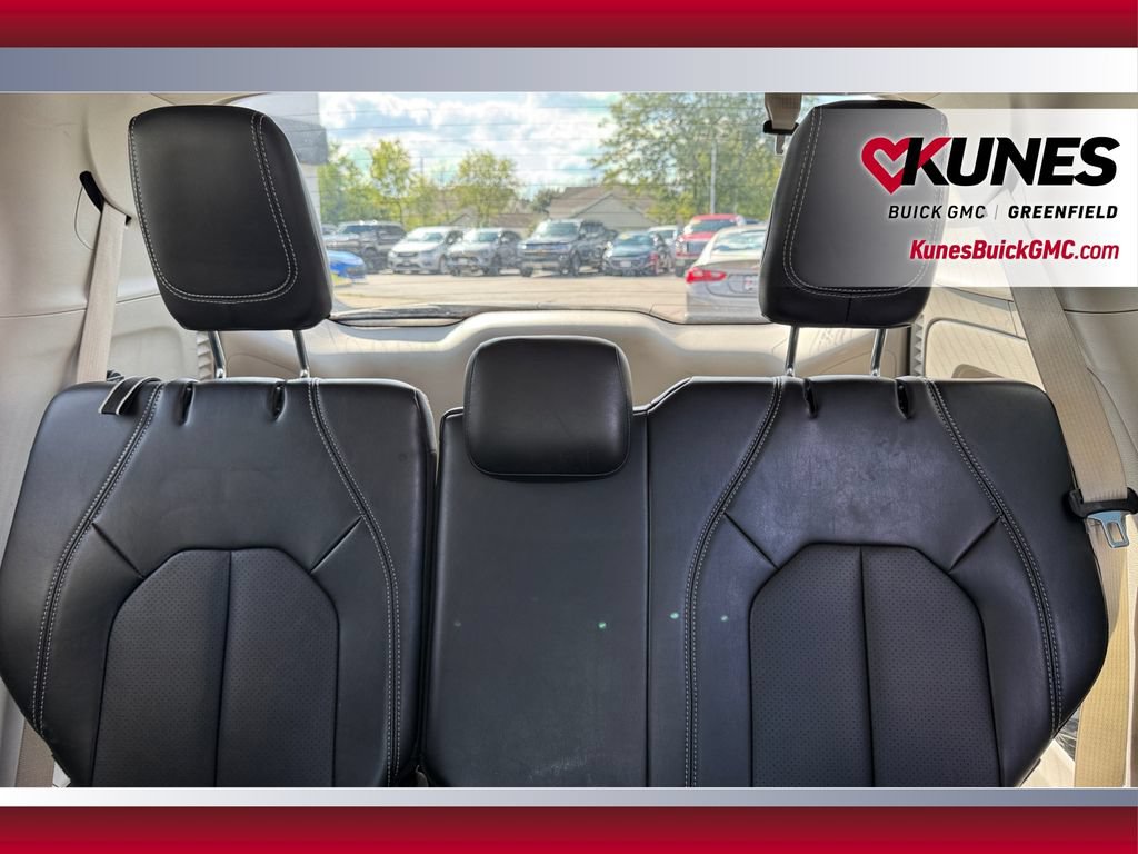 Used 2024 Chrysler Pacifica Touring-L FWD image 31