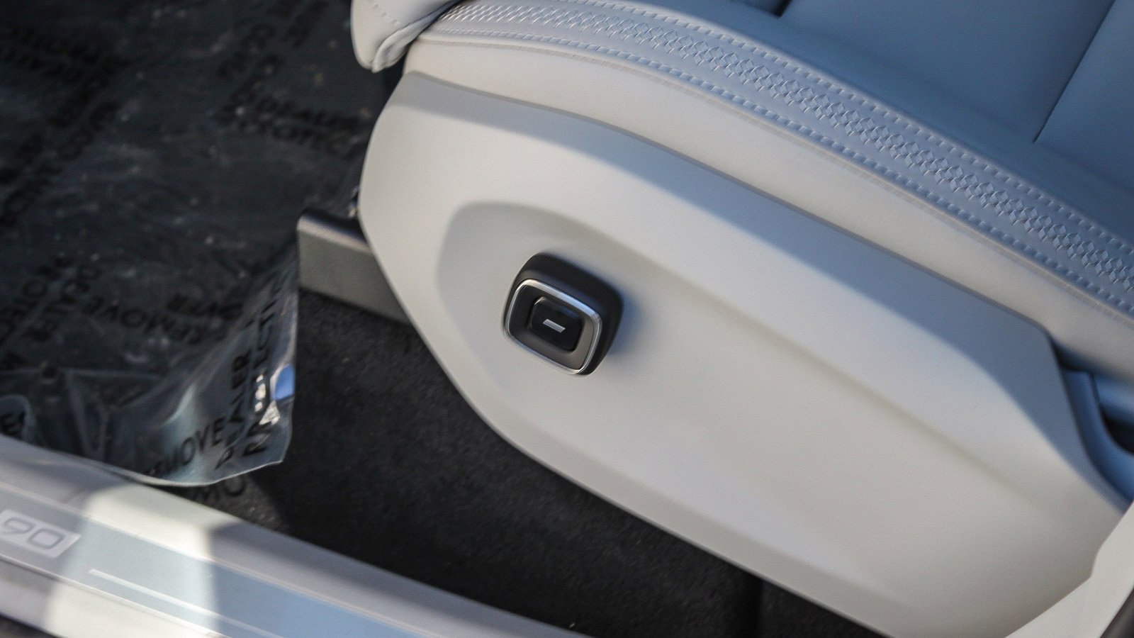 New 2025 Volvo EX90 Plus w/ Protection Package Premier image 24