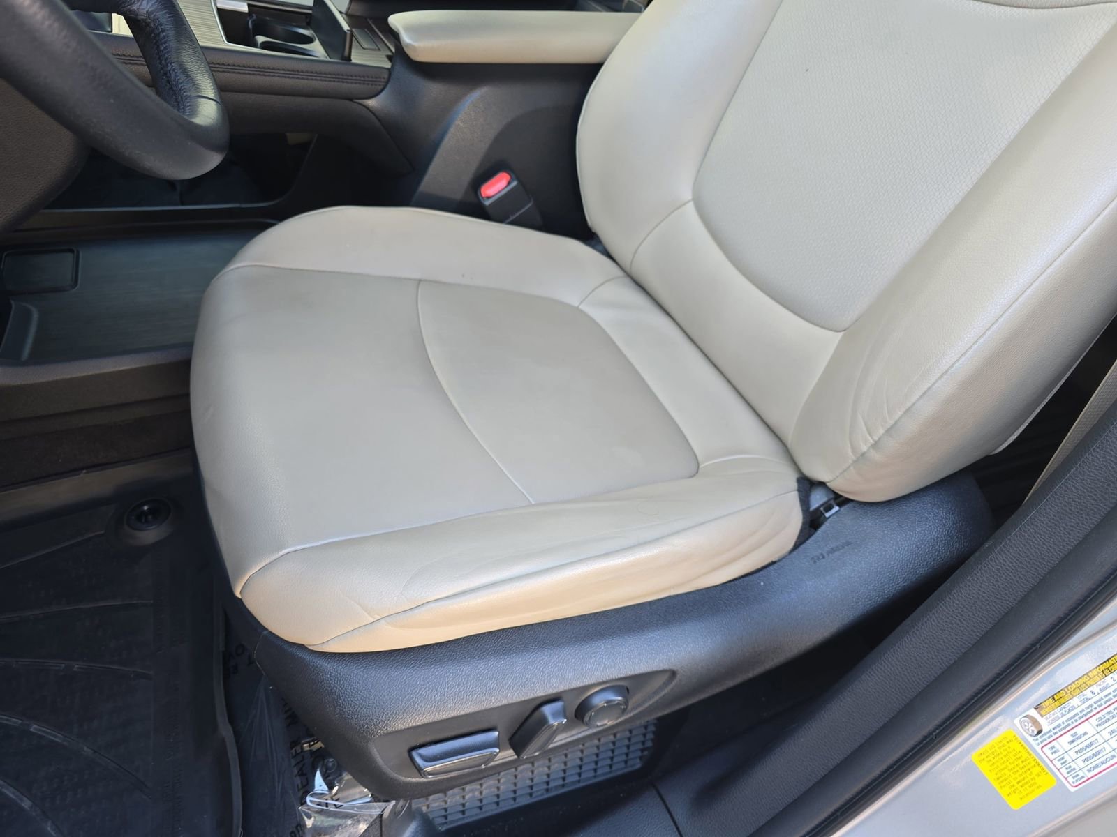 Used 2022 Toyota Sienna XLE image 36