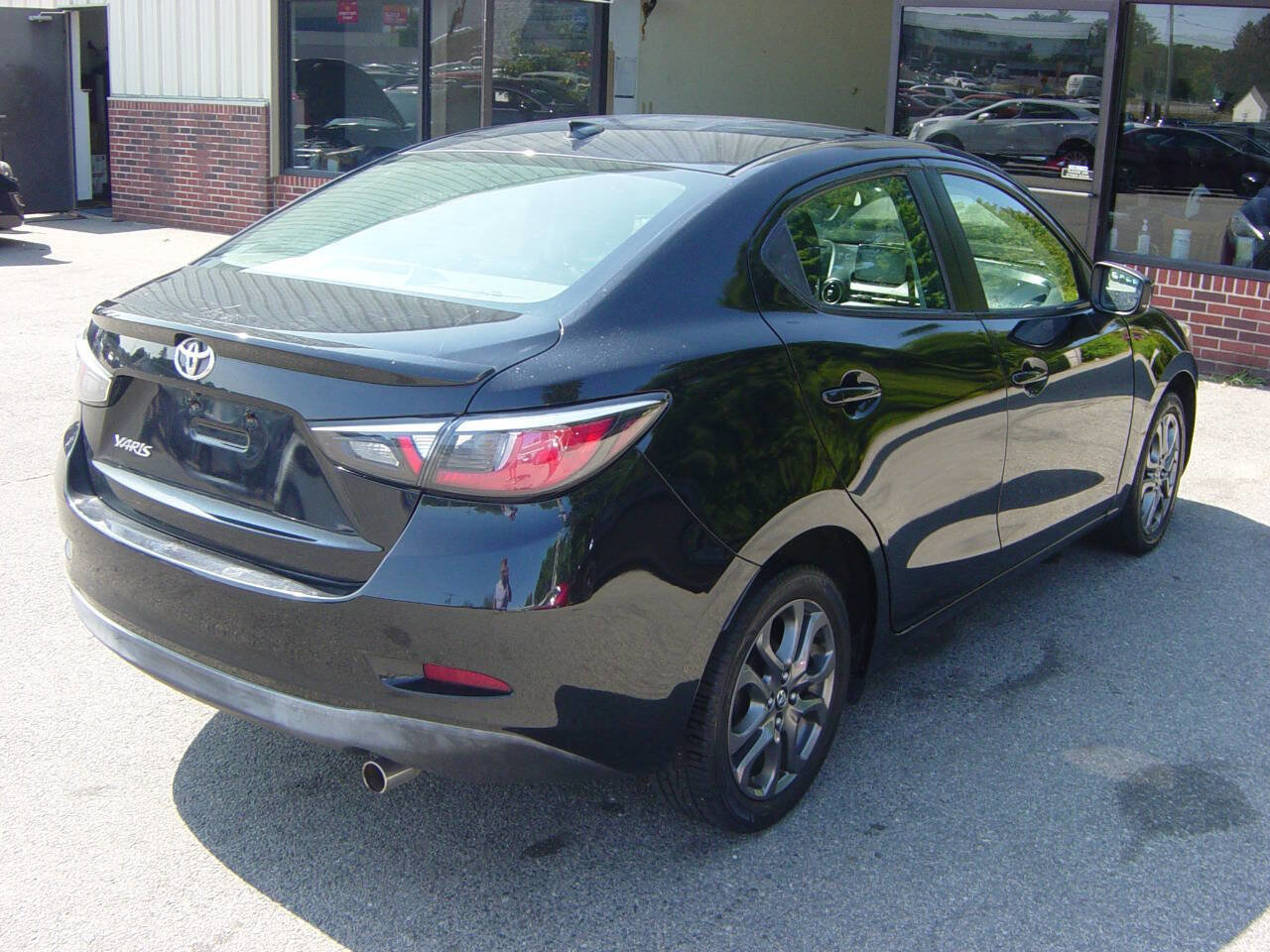 Used 2019 Toyota Yaris LE image 4