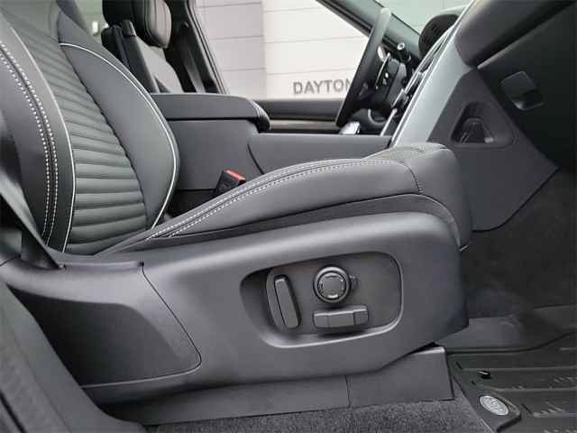 New 2024 Land Rover Discovery Metropolitan Edition AWD/4WD image 18