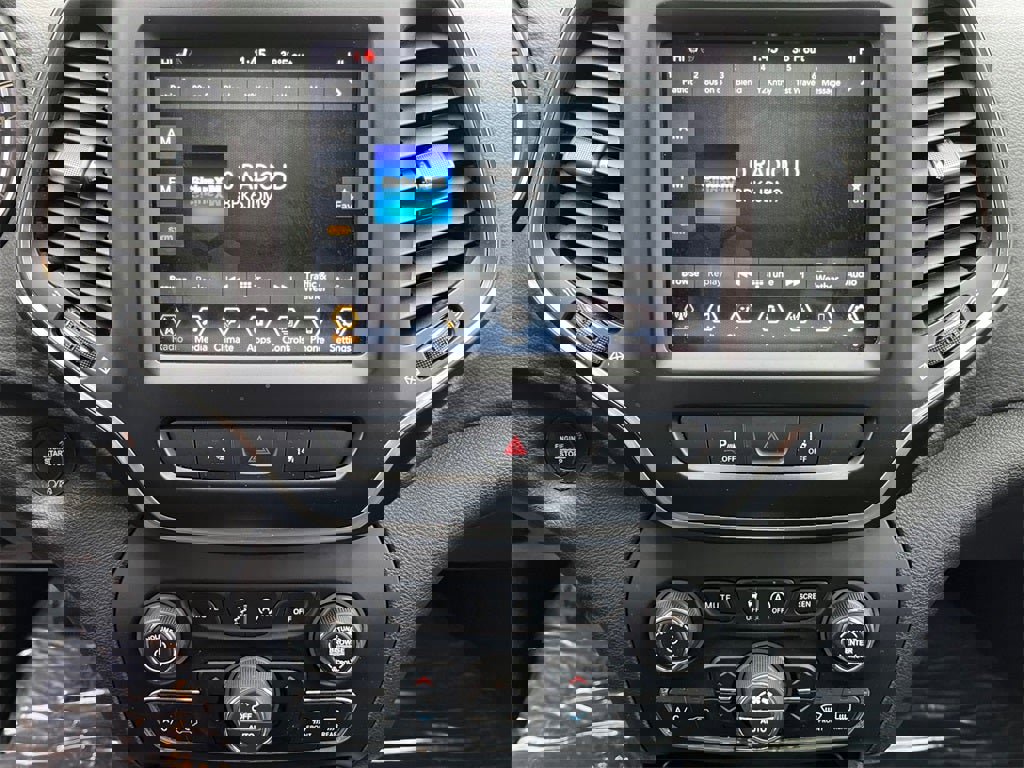 Used 2021 Jeep Cherokee Latitude Lux w/ Comfort/Convenience Group image 19