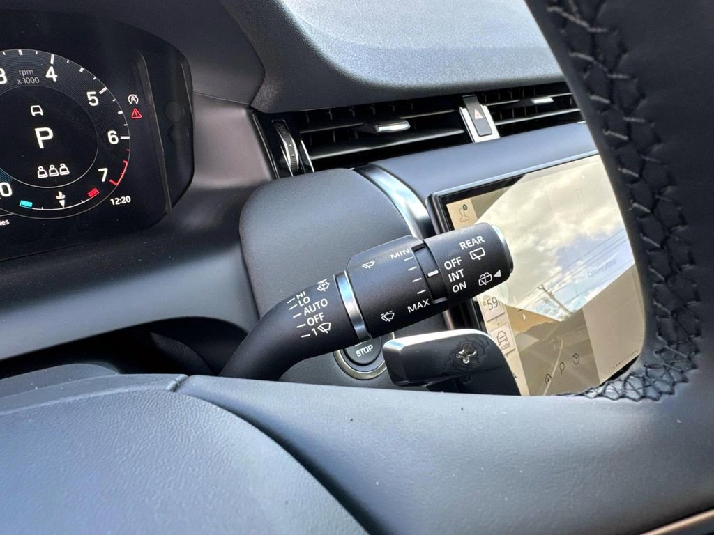 Used 2025 Land Rover Discovery Sport S image 30