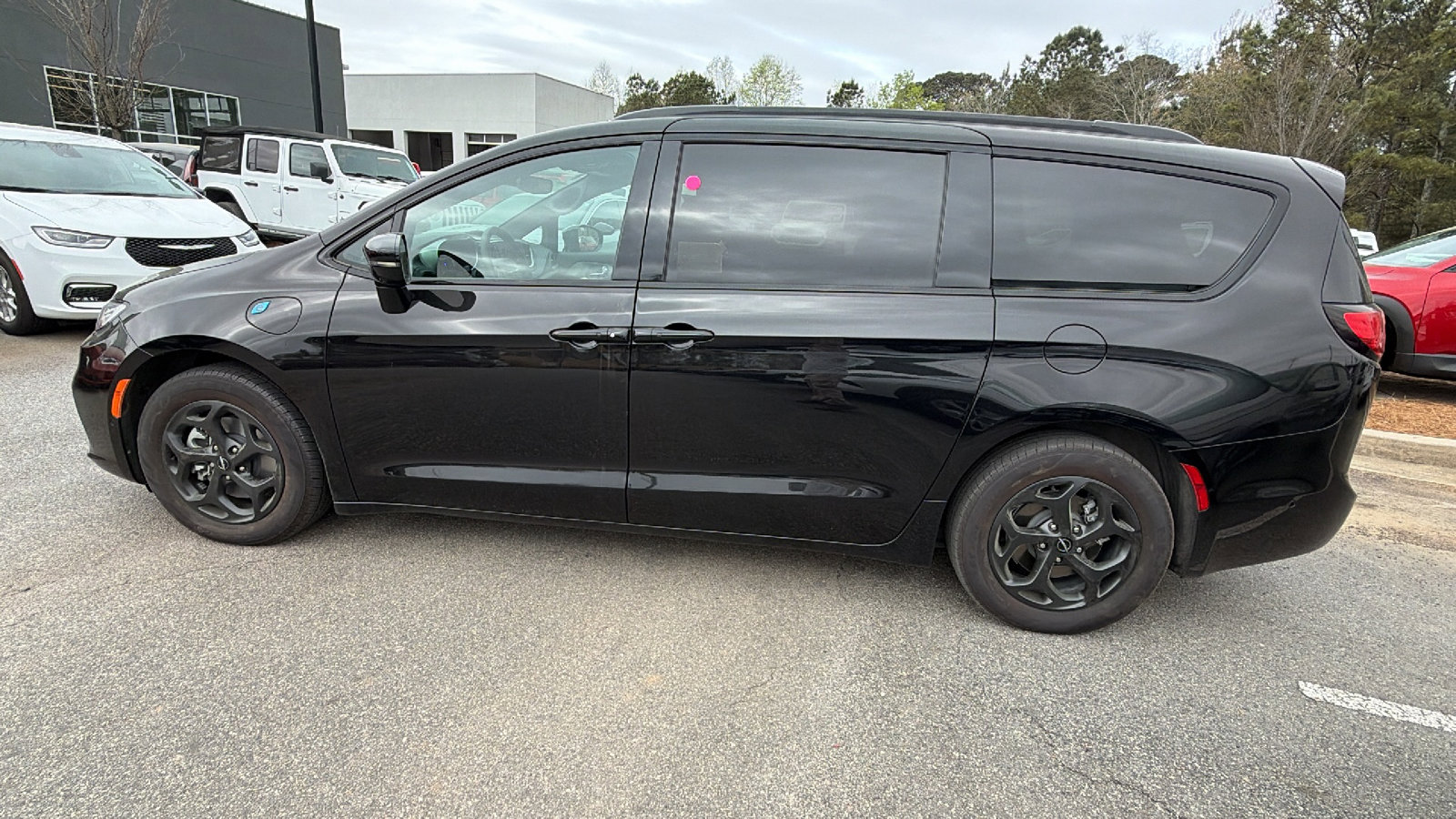 Used 2024 Chrysler Pacifica Premium image 11
