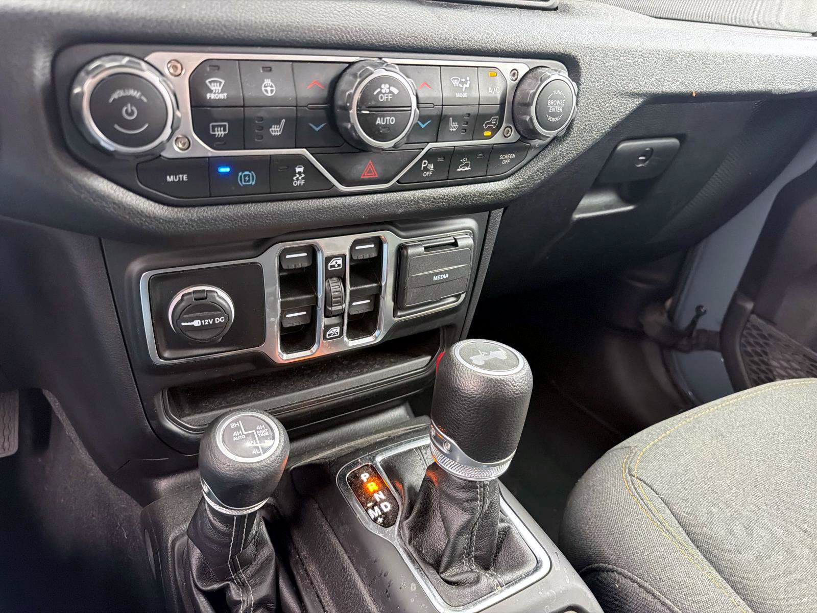 Used 2024 Jeep Wrangler Unlimited w/ Convenience Group AWD/4WD image 17