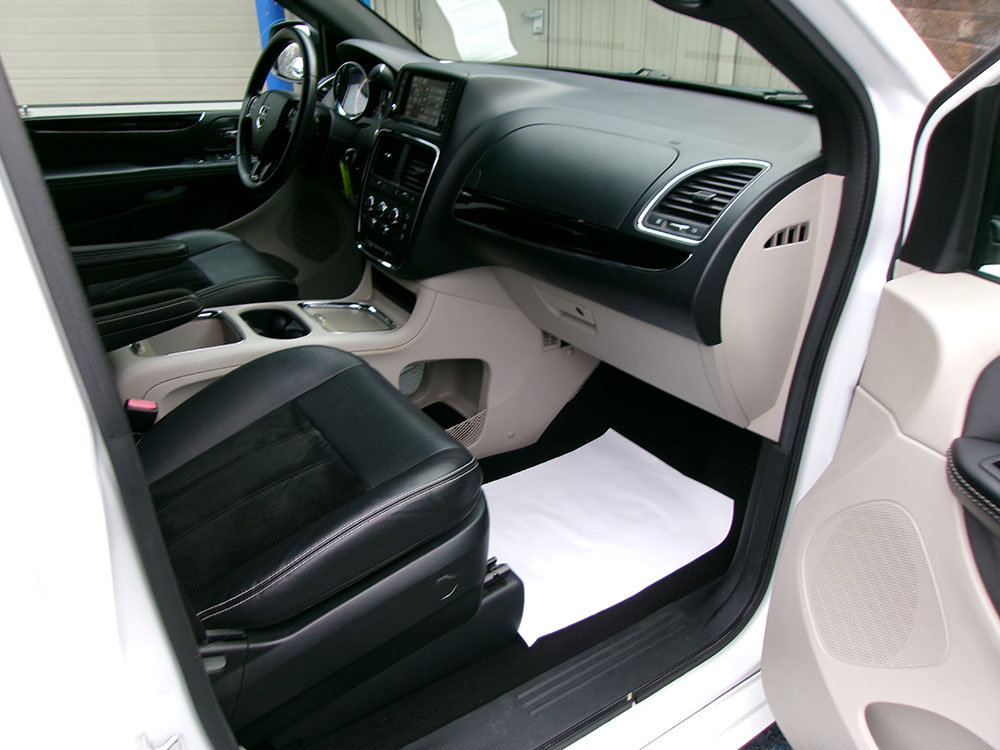 Used 2017 Dodge Grand Caravan SXT image 9