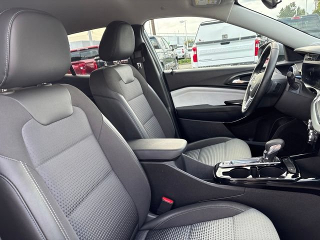 Used 2025 Chevrolet Trax LT w/ LT Convenience Package FWD image 10