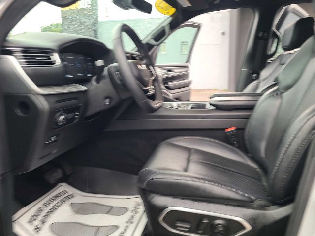Used 2023 Jeep Wagoneer Series III w/ Preferred Equipment Group AWD/4WD image 16