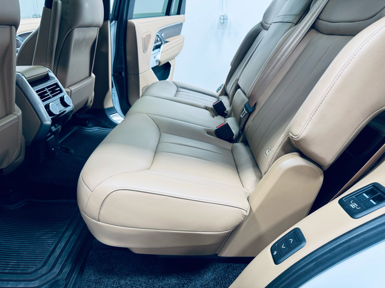 Used 2025 Land Rover Range Rover Long Wheelbase SE image 33