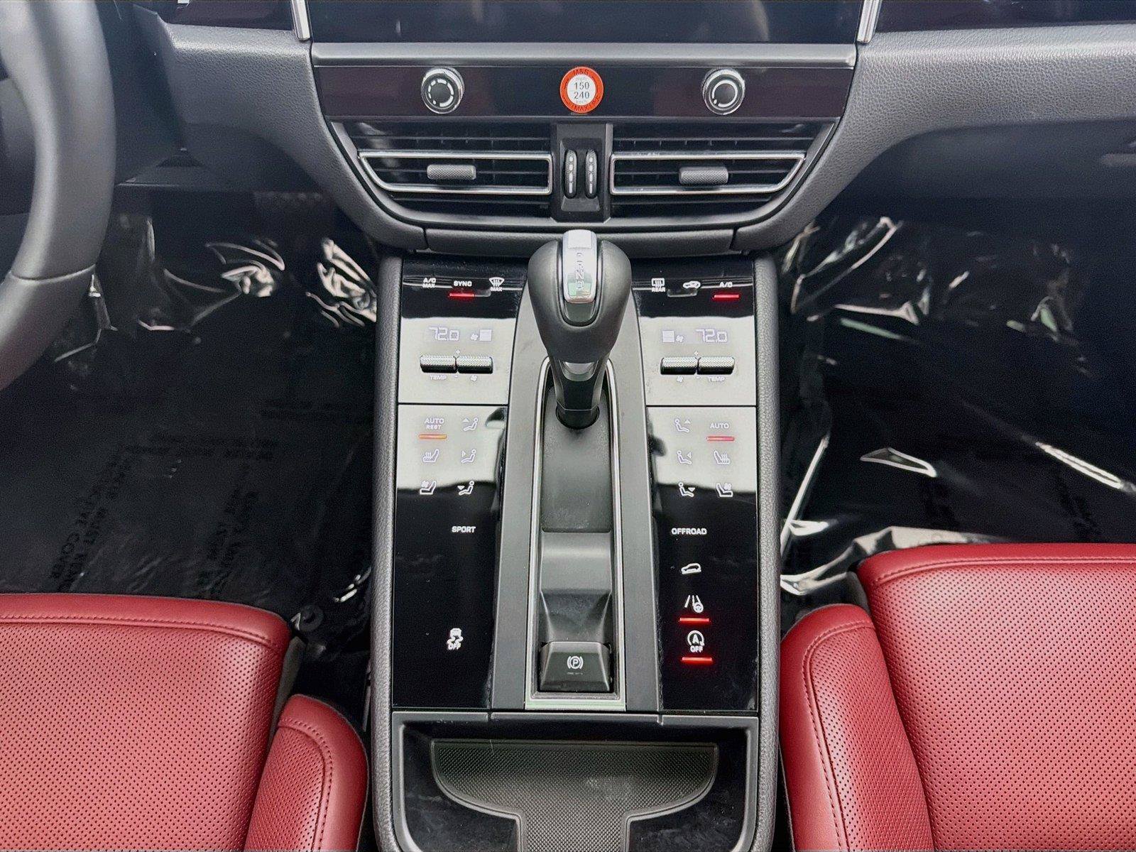 Certified 2024 Porsche Macan AWD/4WD image 21