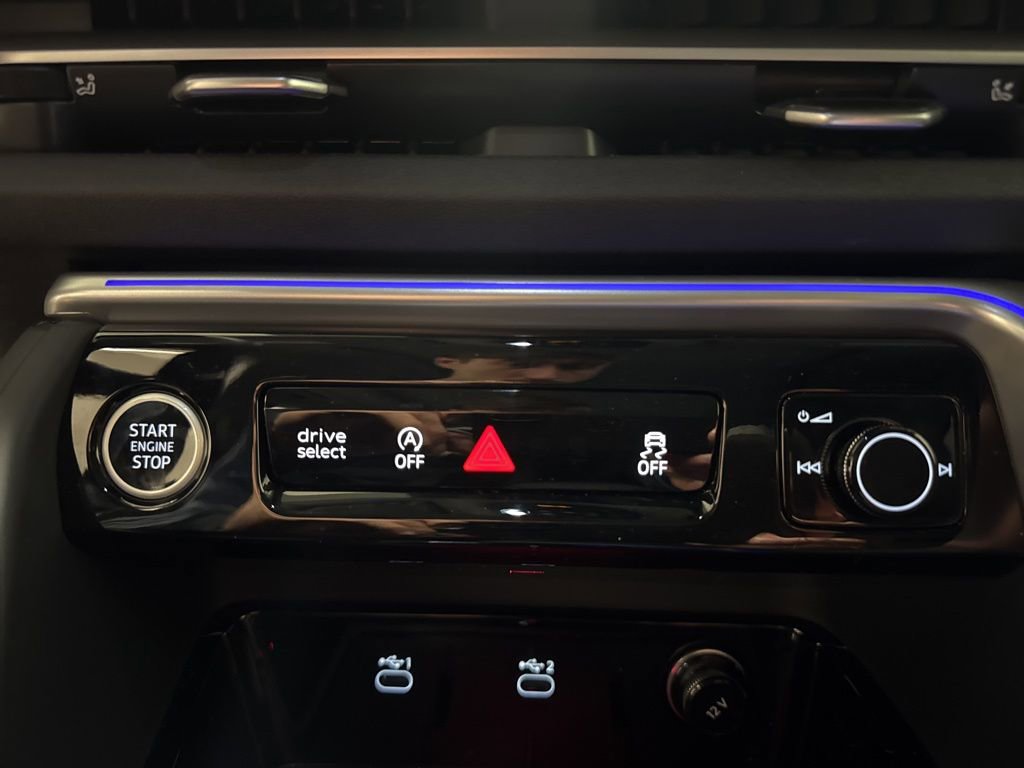 Used 2025 Audi Q5 Premium w/ Convenience Package image 21