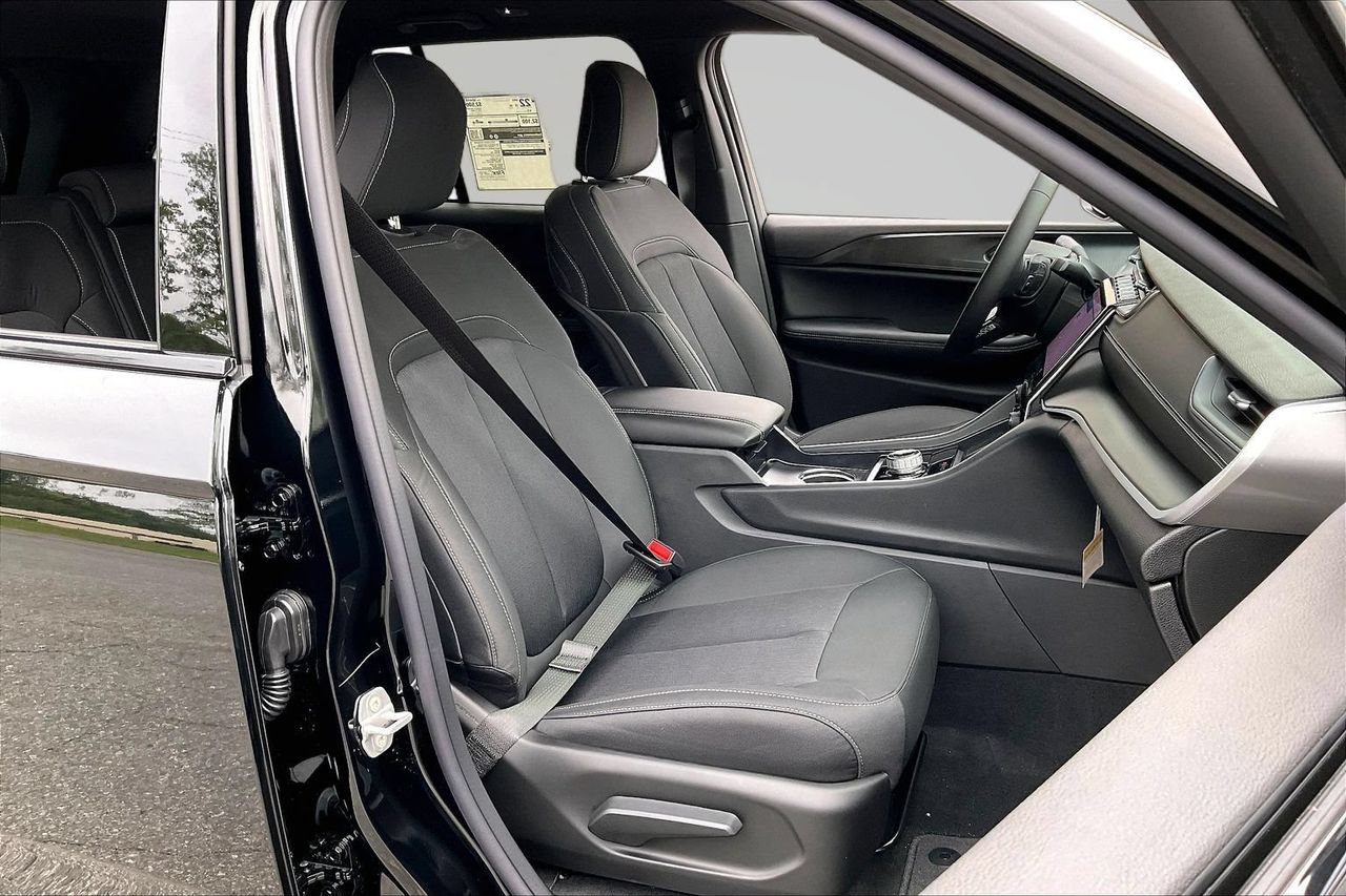 New 2027 Jeep Grand Cherokee Laredo RWD image 20