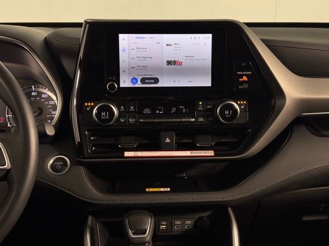 Used 2025 Toyota Highlander XLE image 25