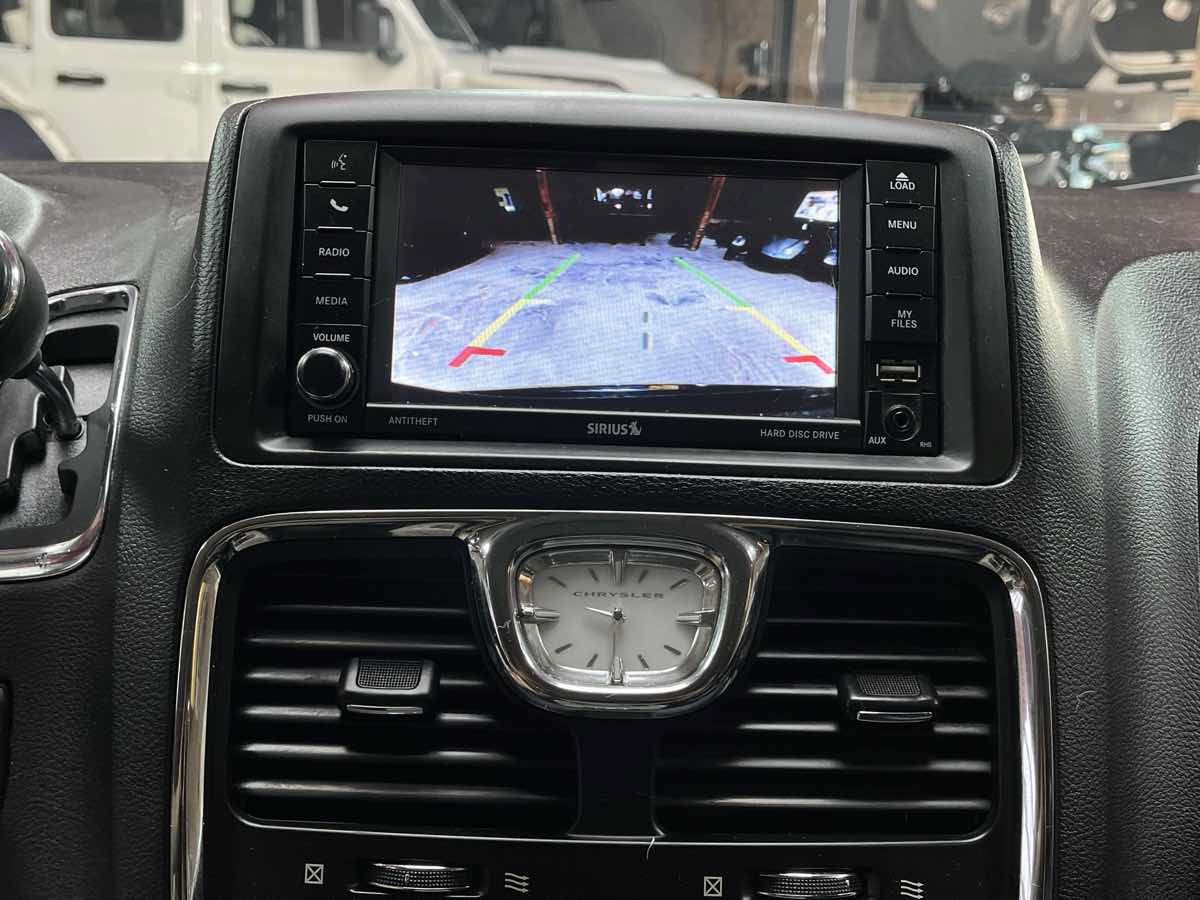 Used 2016 Chrysler Town & Country Touring w/ Driver Convenience Group FWD image 21