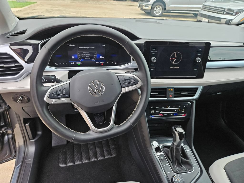 Used 2025 Volkswagen Taos SE AWD/4WD image 17