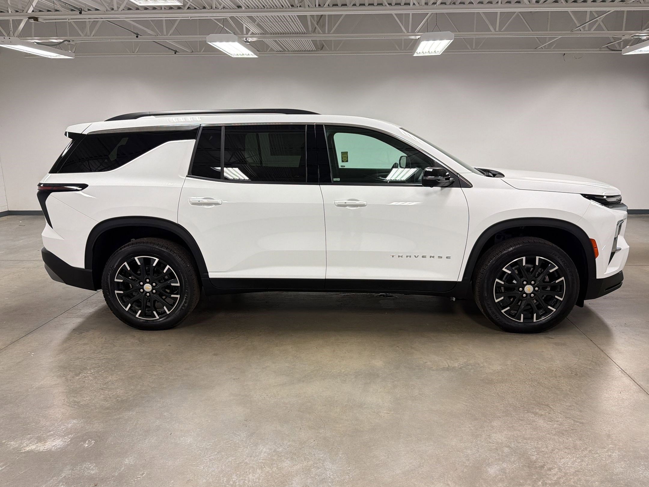 New 2026 Chevrolet Traverse LT w/ Sun and Wheel Package image 7