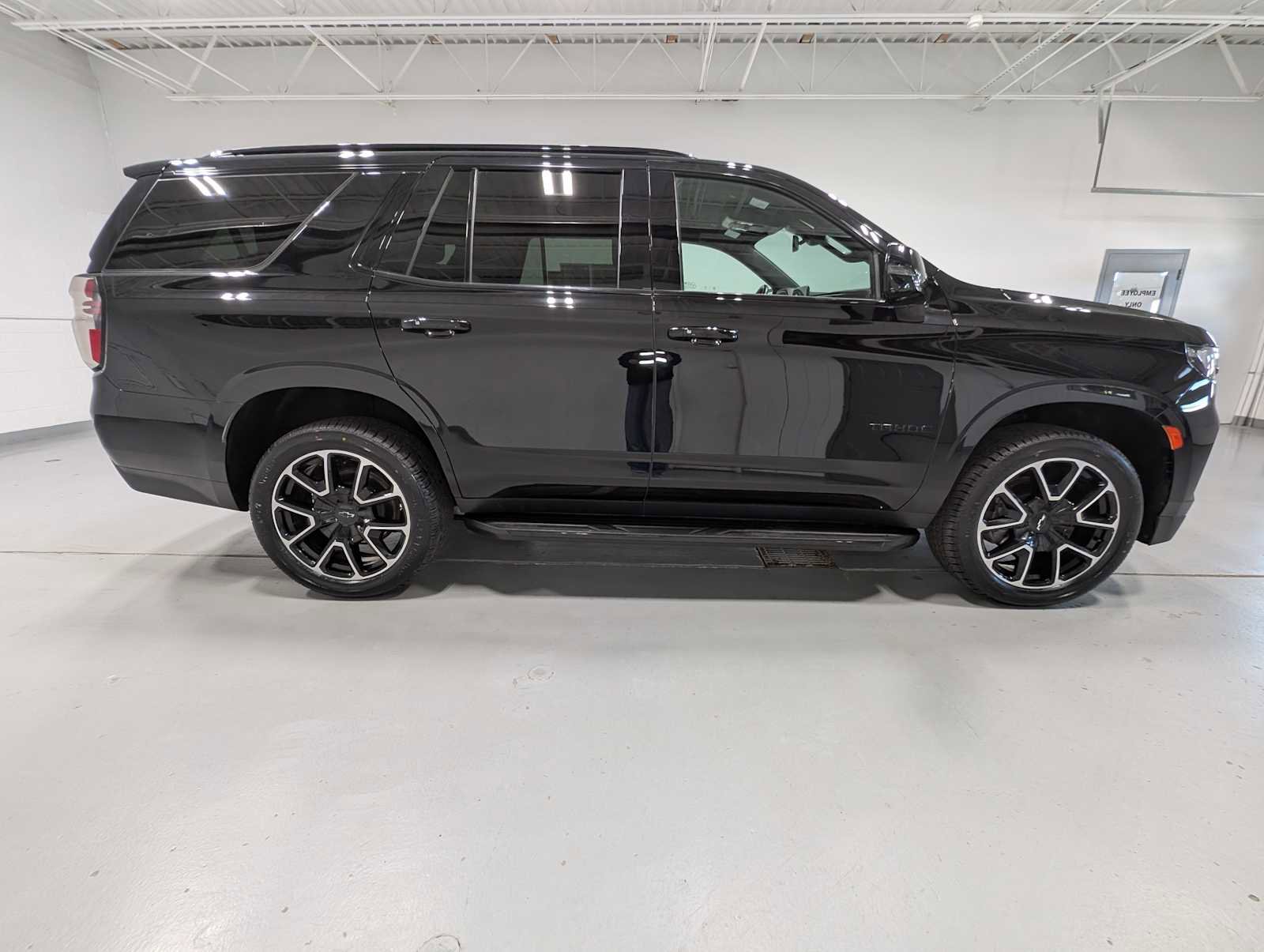 Used 2022 Chevrolet Tahoe RST w/ Luxury Package AWD/4WD image 7