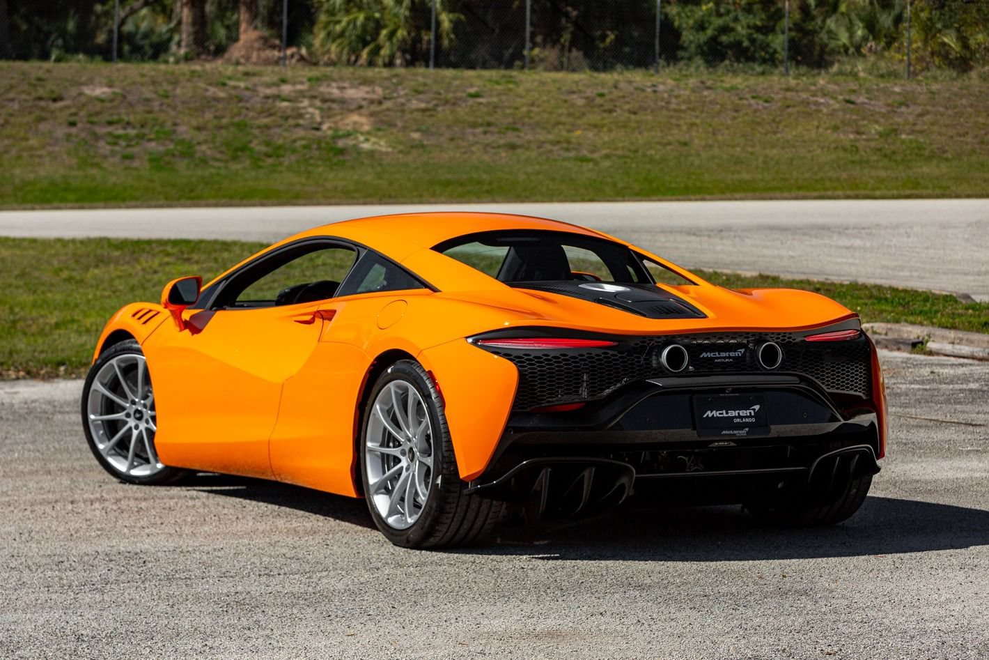 Used 2024 McLaren Artura RWD image 28