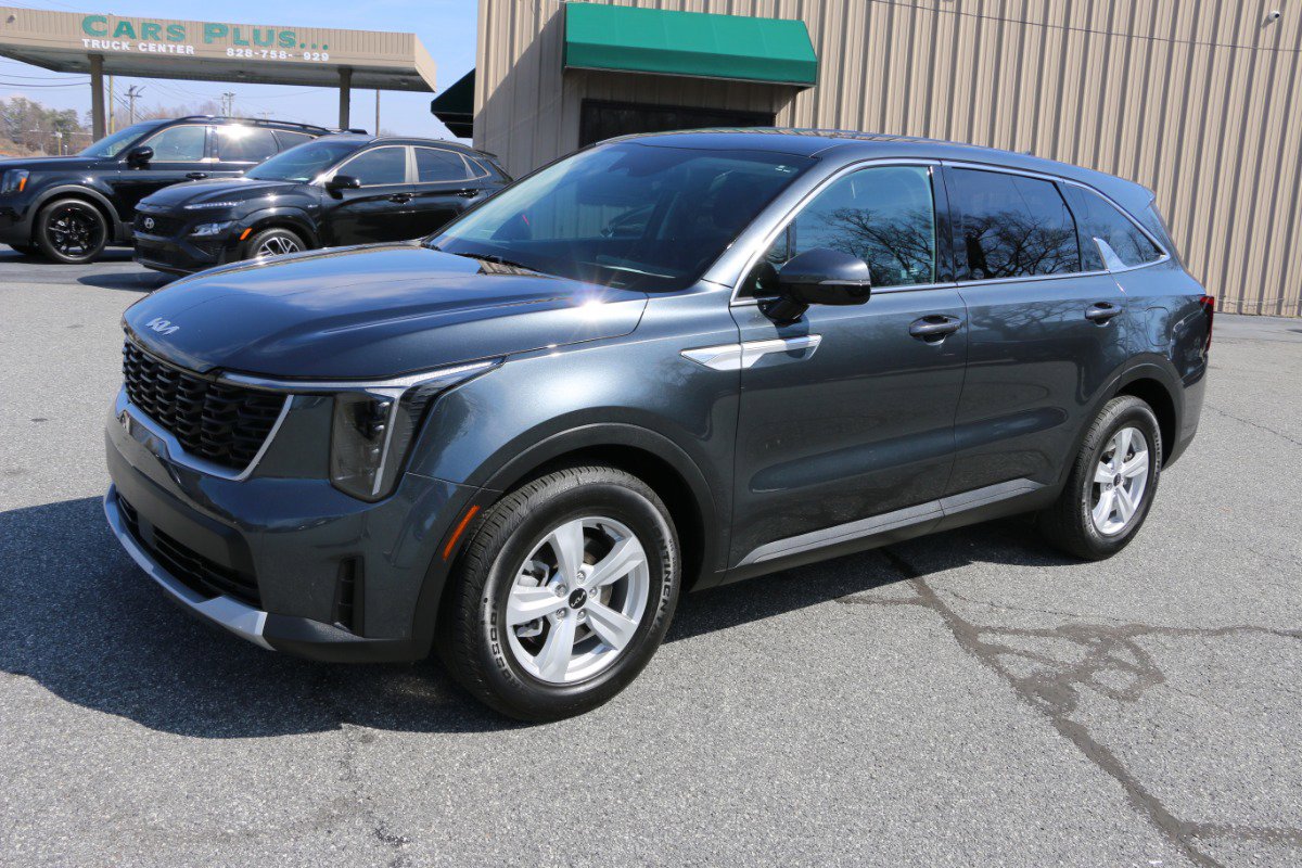 Used 2024 Kia Sorento LX image 1