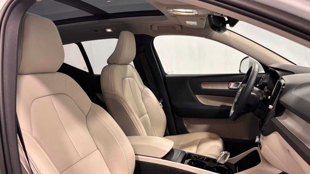 Certified 2023 Volvo XC40 B5 Plus w/ Driver Assist Package image 18