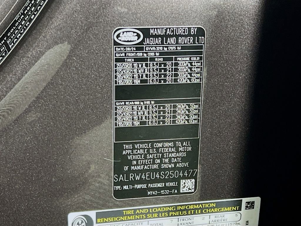 Used 2025 Land Rover Discovery Metropolitan Edition image 35