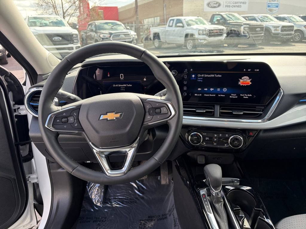 Used 2025 Chevrolet Trax LT w/ LT Convenience Package FWD image 9