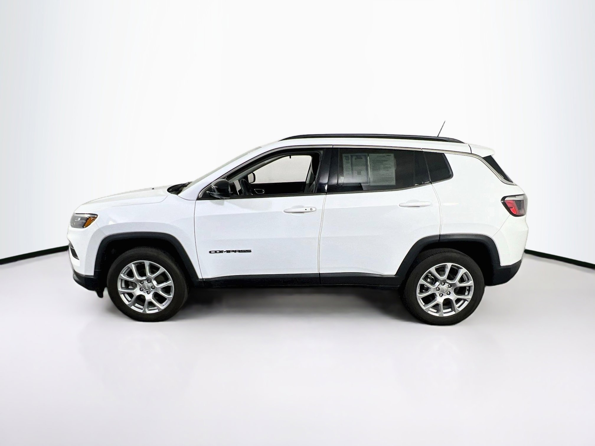 Used 2022 Jeep Compass Latitude w/ Sun and Sound Group AWD/4WD image 8