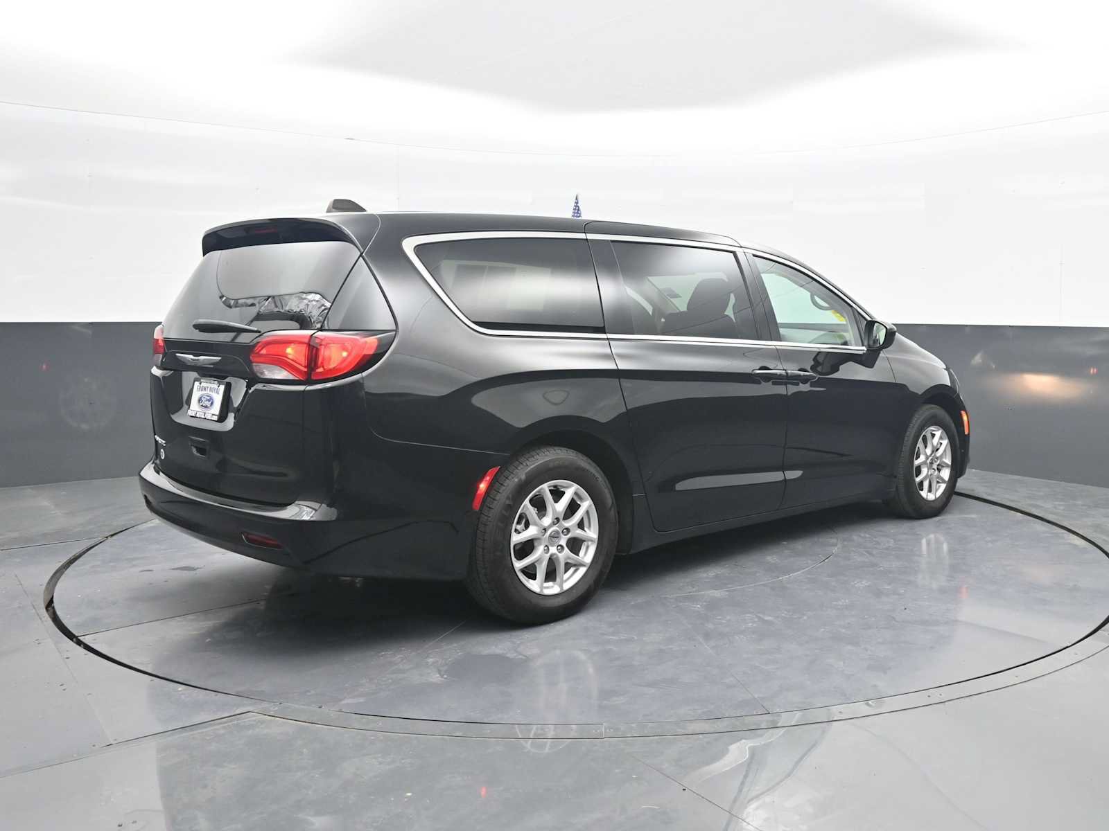 Used 2024 Chrysler Voyager LX FWD image 8