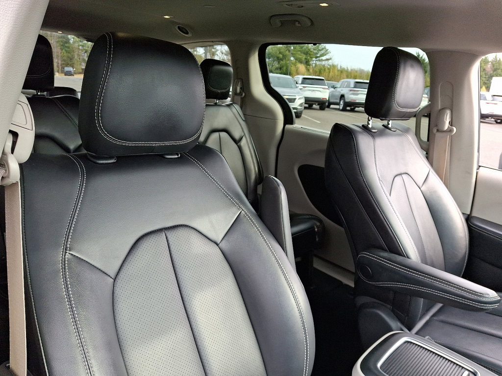 Used 2024 Chrysler Pacifica Touring-L image 13