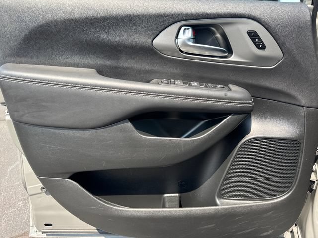 Used 2025 Chrysler Pacifica Select FWD image 10