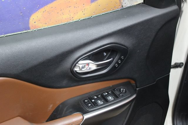 Used 2019 Jeep Cherokee Overland w/ Technology Group AWD/4WD image 11
