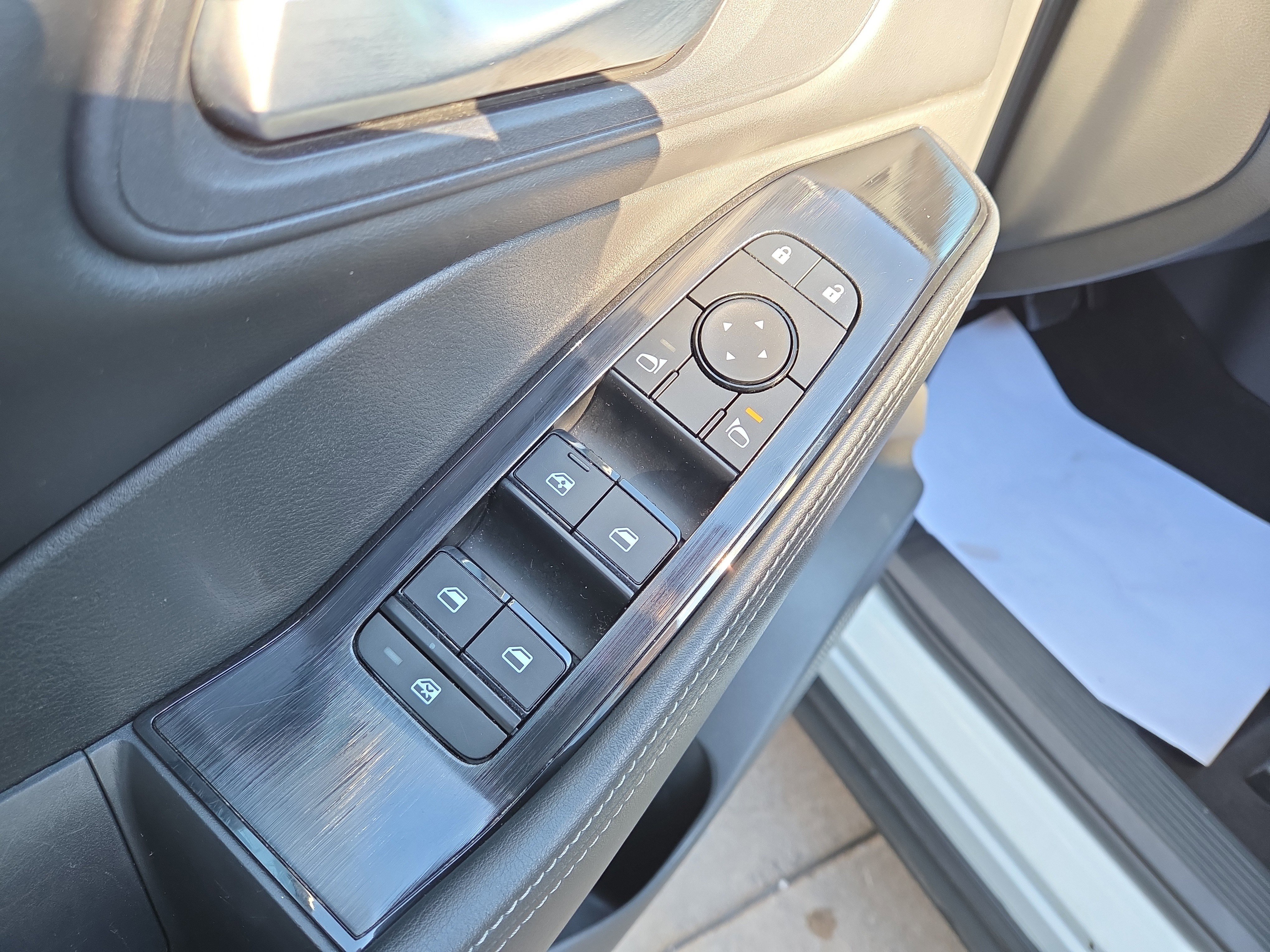 Used 2024 Nissan Rogue SV image 16